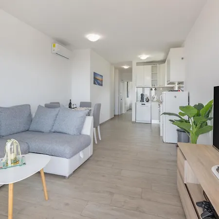 Sea Breeze With Private Balcony & Garage Apartman *