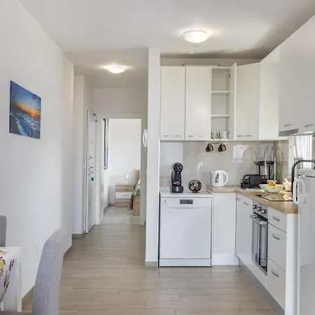 Sea Breeze With Private Balcony & Garage