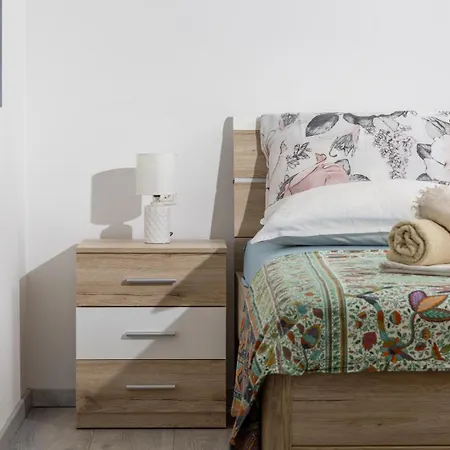 Sea Breeze With Private Balcony & Garage Apartman *