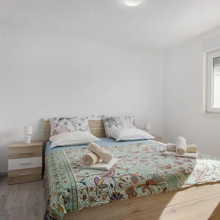 Sea Breeze With Private Balcony & Garage