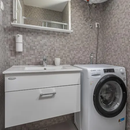Sea Breeze With Private Balcony & Garage Apartman *