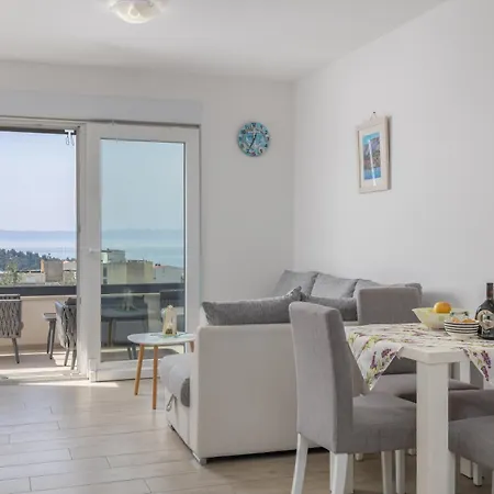 Sea Breeze With Private Balcony & Garage Makarska