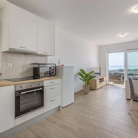 Sea Breeze With Private Balcony & Garage Apartman