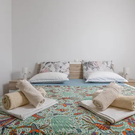 Sea Breeze With Private Balcony & Garage Makarska