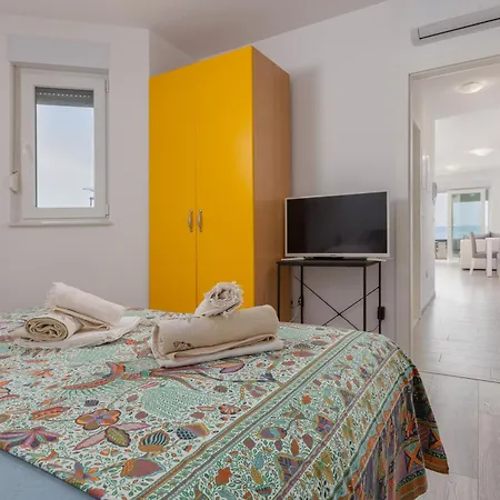 Sea Breeze With Private Balcony & Garage
