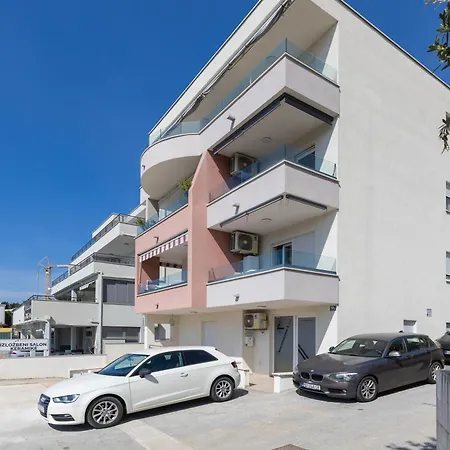 Sea Breeze With Private Balcony & Garage * Makarska