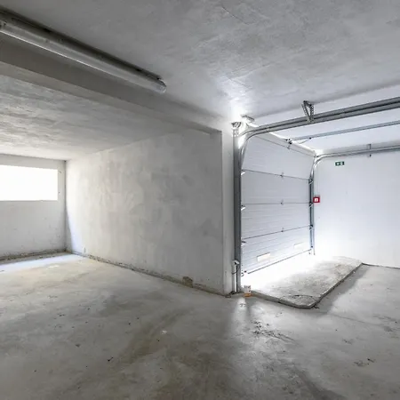 Sea Breeze With Private Balcony & Garage *