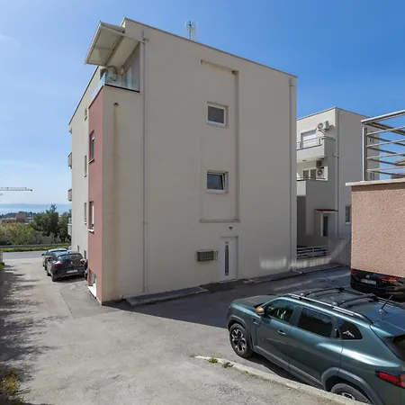 Sea Breeze With Private Balcony & Garage Apartman Makarska