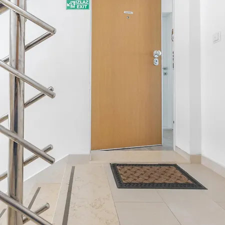 Apartman Sea Breeze With Private Balcony & Garage *
